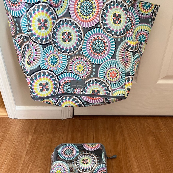 Vera ex large tote, w/ small waterproof matching bag.  Perfect for beach/travel. - Picture 4 of 5